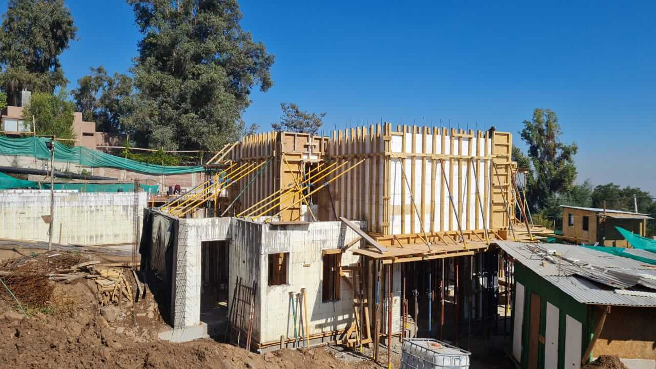 Condominio 1.100m² construido con sistema ICF en La Reina, RM - EXACTA®