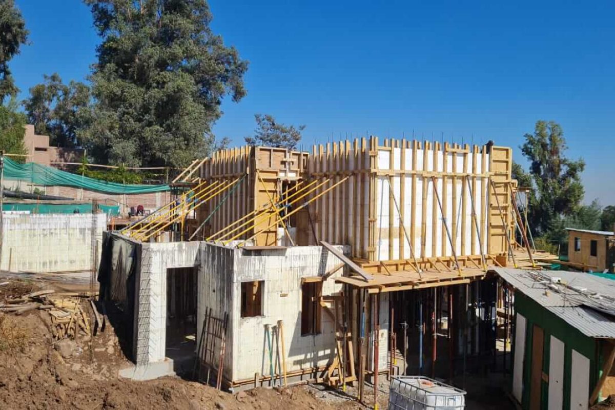Condominio 1.100m² construido con sistema ICF en La Reina, RM - EXACTA®